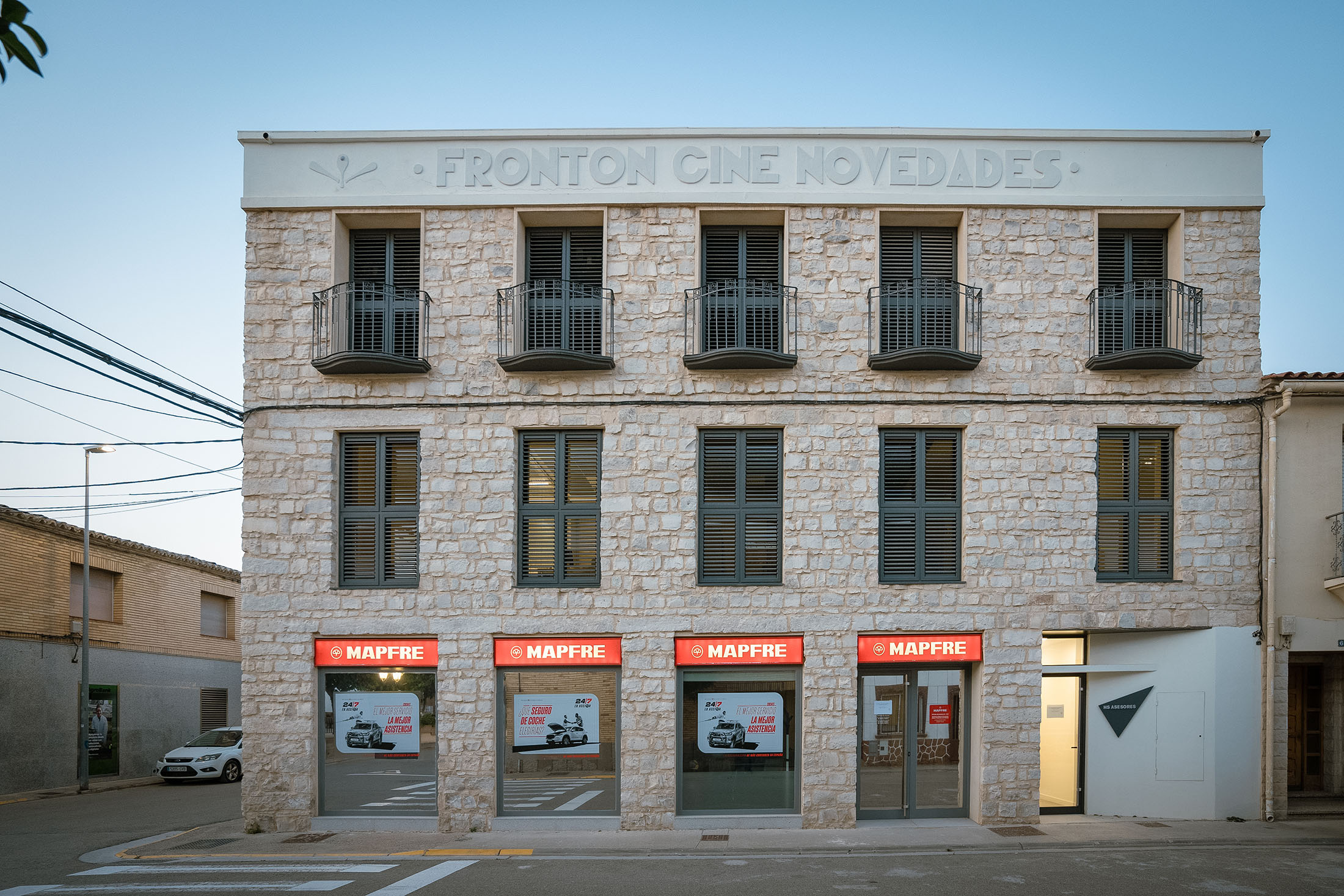 Fachada principal conservando el rótulo histórico 'Frontón Cine Novedades' sobre las nuevas oficinas de Mapfre